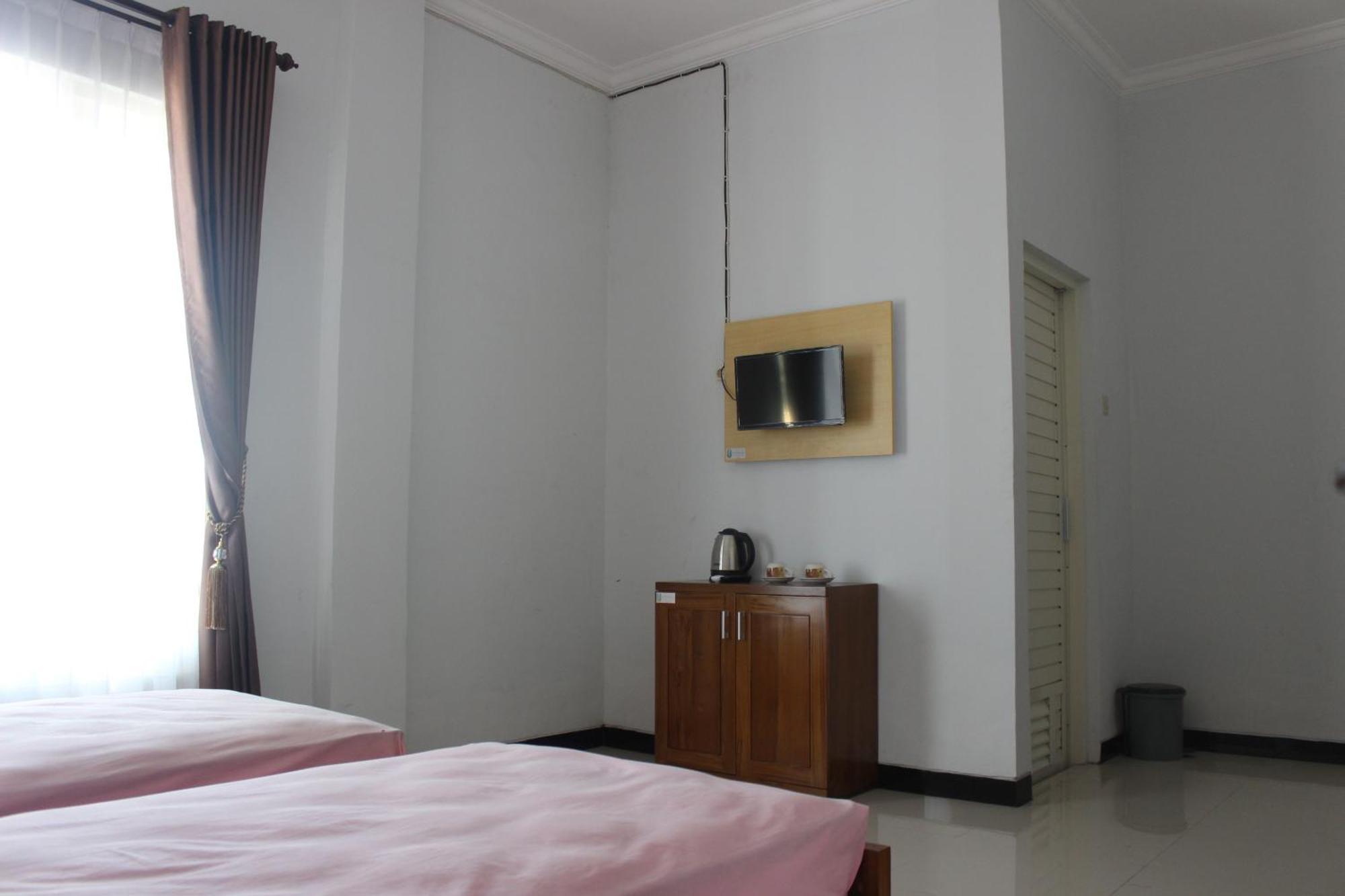Lutjanus Guest House Probolinggo Exterior photo